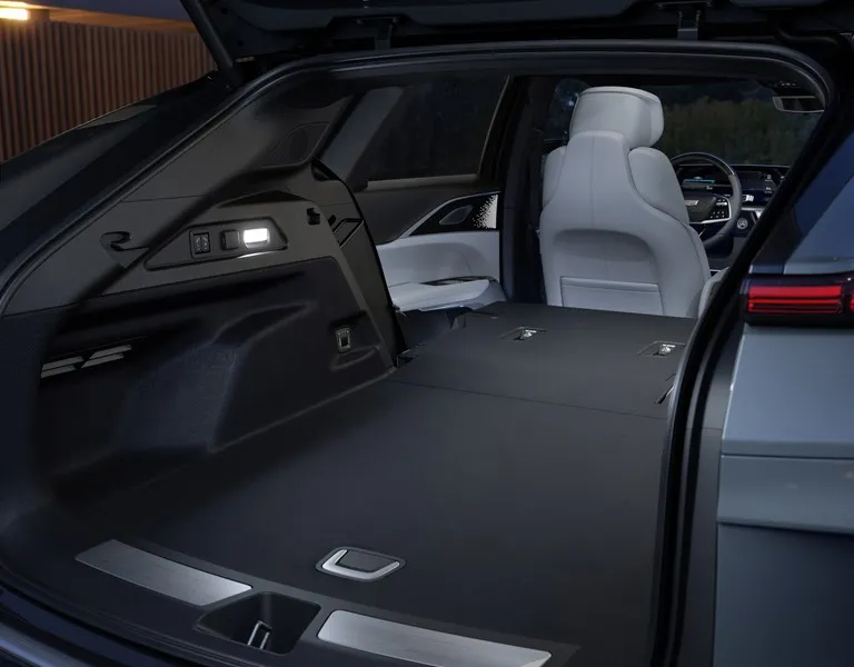 cadillac-lyriq-top-limo-5